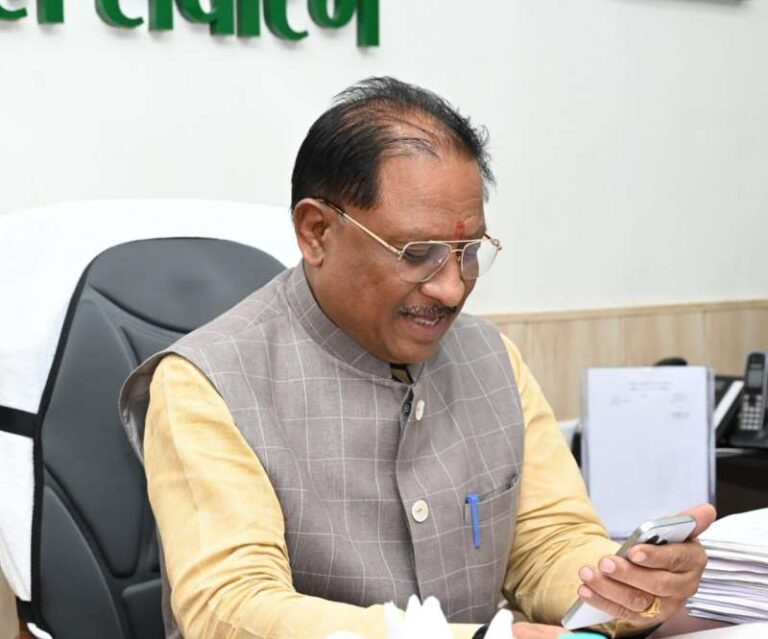 संघर्षों में पली बिटिया ने थामा बैडमिंटन का रैकेट तो मुख्यमंत्री ने दी शाबाशी, कहा- खूब आगे बढ़िये, हम आपके साथ हैं संघर्षों में पली बिटिया ने थामा बैडमिंटन का रैकेट तो मुख्यमंत्री ने दी शाबाशी, कहा- खूब आगे बढ़िये, हम आपके साथ हैं