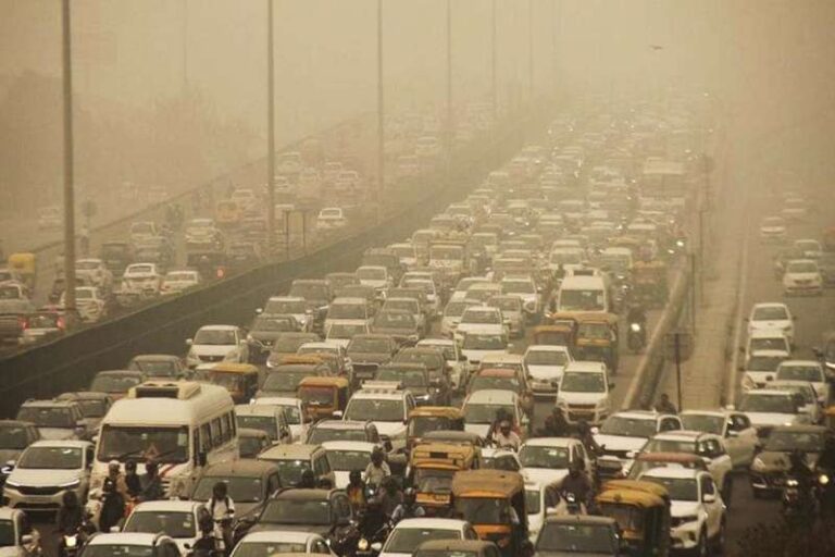 दिल्ली में जहरीली धुंध छाई, AQI में मामूली सुधार; NCR की हवा साफ बनी हुई है दिल्ली में जहरीली धुंध छाई, AQI में मामूली सुधार; NCR की हवा साफ बनी हुई है