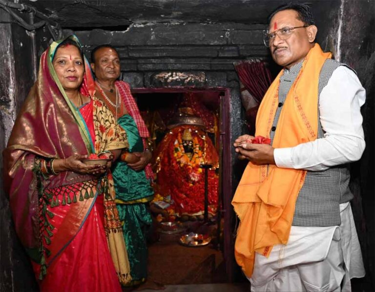 मुख्यमंत्री साय ने मां दंतेश्वरी की पूजा-अर्चना कर प्रदेशवासियों की सुख-समृद्धि और खुशहाली की कामना की मुख्यमंत्री साय ने मां दंतेश्वरी की पूजा-अर्चना कर प्रदेशवासियों की सुख-समृद्धि और खुशहाली की कामना की