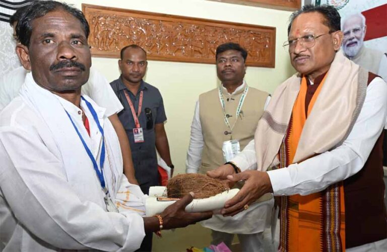 जनजातीय परंपरा के संरक्षक बैगा, गुनिया और सिरहा को मुख्यमंत्री ने किया सम्मानित