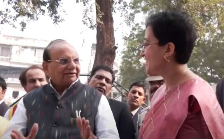 उपराज्यपाल वीके सक्सेना ने मुख्यमंत्री आतिशी की तारीफ, कहा “अरविंद केजरीवाल से हजार गुना बेहतर”
