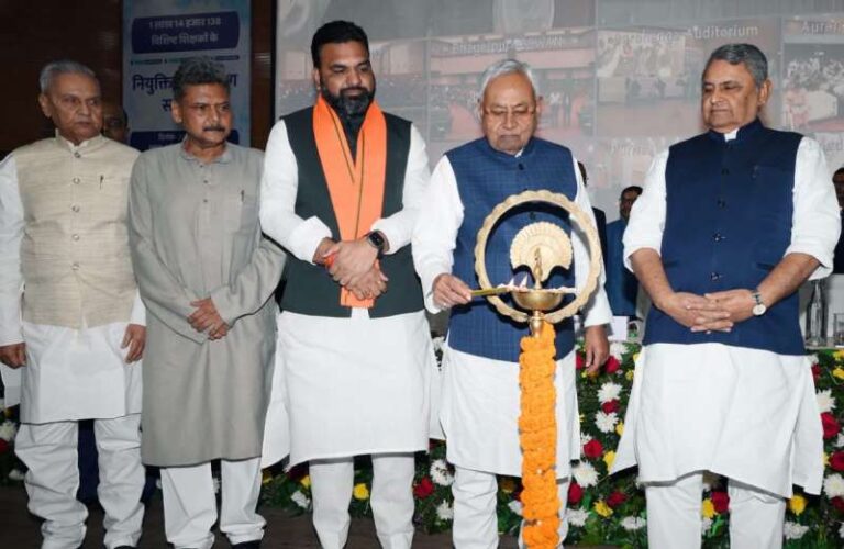 सीएम नीतीश कुमार ने नियोजित शिक्षकों को सरकारी शिक्षक बनने पर दी बधाई, खाली पदों पर बहाली की तैयारी