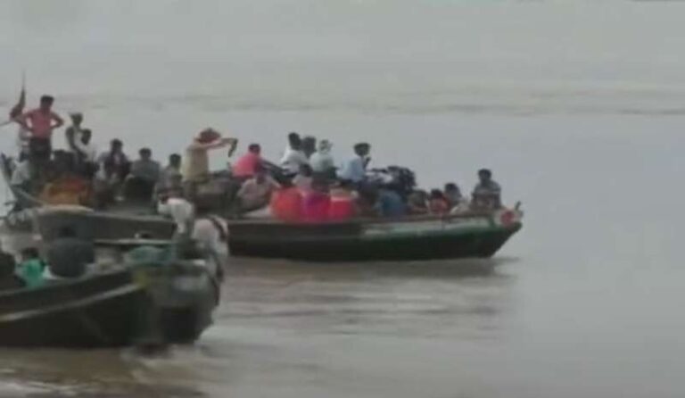गंगा नदी में बड़ा हादसा: पटना में यात्रियों से भरी नाव पीपापुल से टकराई, एक की मौत