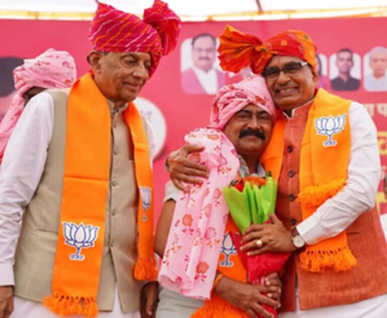 पूर्व मुख्यमंत्री कैलाश जोशी के पुत्र दीपक की भाजपा में वापसी पूर्व मुख्यमंत्री कैलाश जोशी के पुत्र दीपक की भाजपा में वापसी