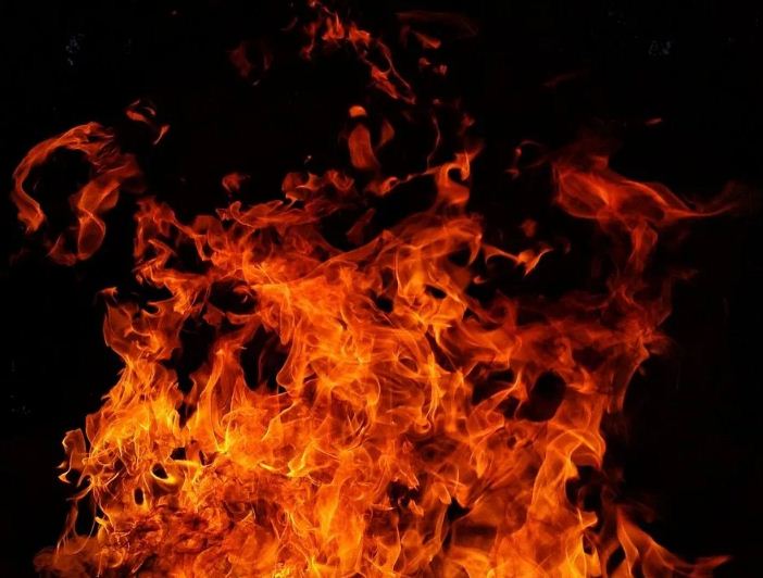 बाप ने बेटो के साथ मिलकर 82 साल के पिता को कमरे में बंद कर लगा दी आग, हालत गंभीर