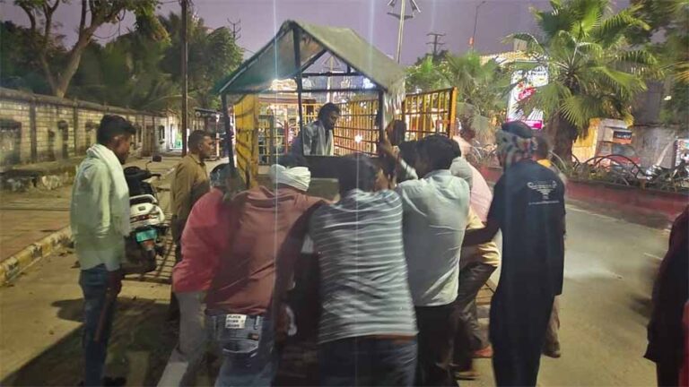 श्रीकांत वर्मा मार्ग पर पैदल चलना तक हुआ दूभर, नगर निगम ने हटाया अवैध अतिक्रमण