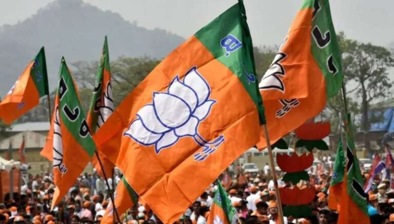 महाराष्ट्र में बीजेपी ने अपने 40 बागी नेताओं को दिखाया बाहर का रास्ता