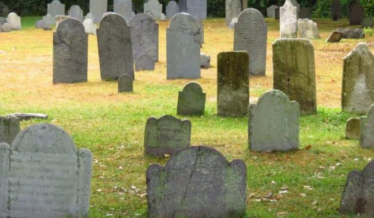 कब्रिस्तान ने बनाया अजीब नियम, अपनों की कब्र पर रोने के लिए भी देने पड़ेंगे पैसे कब्रिस्तान ने बनाया अजीब नियम, अपनों की कब्र पर रोने के लिए भी देने पड़ेंगे पैसे