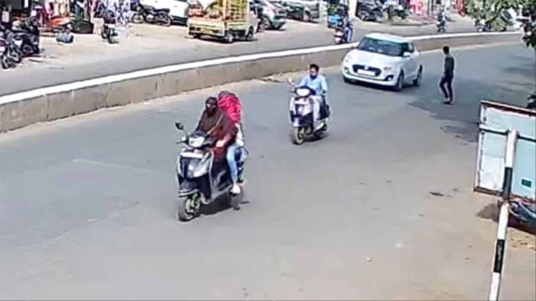 मोबाइल खरीदने के बहाने आई युवती दो महंगे मोबाइल लेकर फरार मोबाइल खरीदने के बहाने आई युवती दो महंगे मोबाइल लेकर फरार