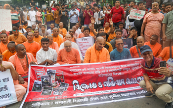 यूनुस सरकार हिंदुओं की रक्षा करने में असमर्थ, बांग्लादेश की सड़कों पर फिर से उतरा भगवा आंदोलन… यूनुस सरकार हिंदुओं की रक्षा करने में असमर्थ, बांग्लादेश की सड़कों पर फिर से उतरा भगवा आंदोलन…