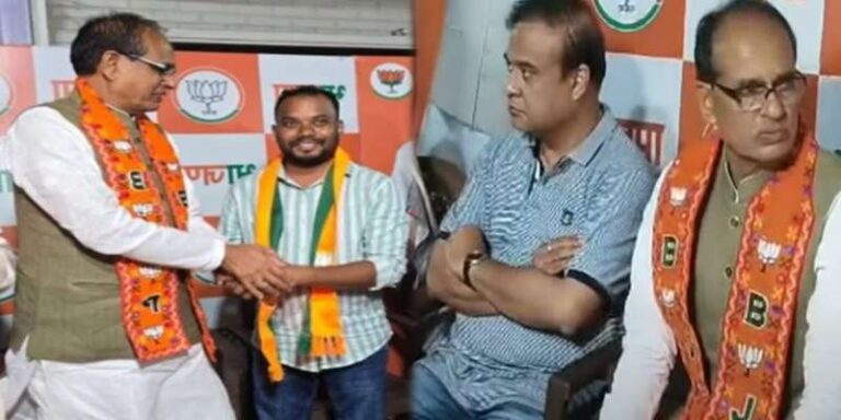 चुनाव से पहले झामुमो को बड़ा झटका, हेमंत के करीबी नेता ने थामा BJP का हाथ