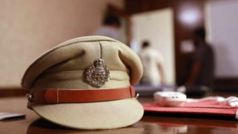 नकली पुलिस वाले का पर्दाफाश, 300 मीटर की दूर पर करता था वसूली नकली पुलिस वाले का पर्दाफाश, 300 मीटर की दूर पर करता था वसूली