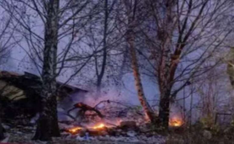 लिथुआनिया में बड़ा विमान हादसा, DHL का कार्गो विमान मकान पर गिरा, 1 की मौत लिथुआनिया में बड़ा विमान हादसा, DHL का कार्गो विमान मकान पर गिरा, 1 की मौत