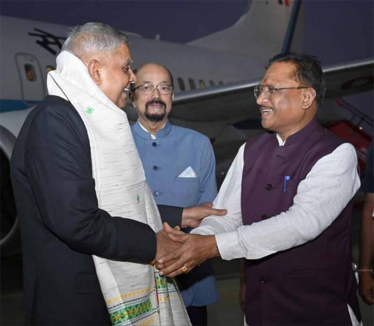 उपराष्ट्रपति धनखड़ का रायपुर पहुंचने पर आत्मीय स्वागत उपराष्ट्रपति धनखड़ का रायपुर पहुंचने पर आत्मीय स्वागत