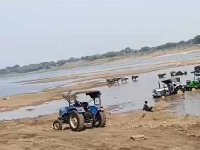 मुंगेली में मनियारी नदी से दिनदहाड़े हो रहा रेत का अवैध उत्खनन