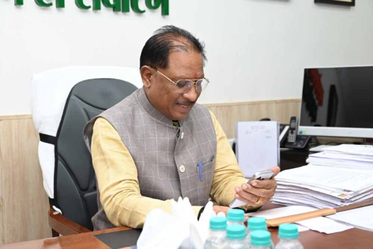 संघर्षों में पली बिटिया ने थामा बैडमिंटन का रैकेट तो मुख्यमंत्री ने दी शाबाशी, कहा- खूब आगे बढ़िये, हम आपके साथ हैं संघर्षों में पली बिटिया ने थामा बैडमिंटन का रैकेट तो मुख्यमंत्री ने दी शाबाशी, कहा- खूब आगे बढ़िये, हम आपके साथ हैं