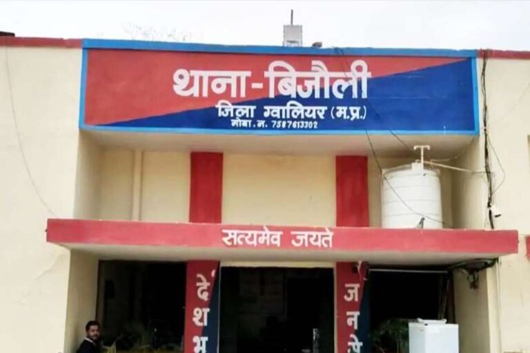 पुलिसकर्मी को एक बदमाश दे रहा धमकी, दो लाख की डिमांड, नहीं दिए तो बेटे के फोटो वायरल