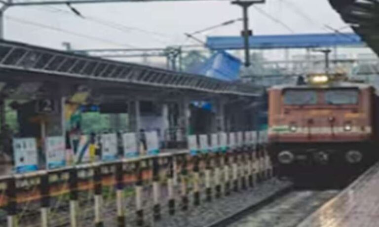 आंध्र प्रदेश के अनाकापल्ली रेलवे स्टेशन पर बड़ा हादसा टला, यात्री ट्रेन में चढ़ते समय फंसा आंध्र प्रदेश के अनाकापल्ली रेलवे स्टेशन पर बड़ा हादसा टला, यात्री ट्रेन में चढ़ते समय फंसा