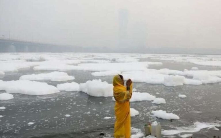 प्रदूषण के बीच छठ श्रद्धालुओं की आस्था नदी में तैर रहे जहरीले झाग