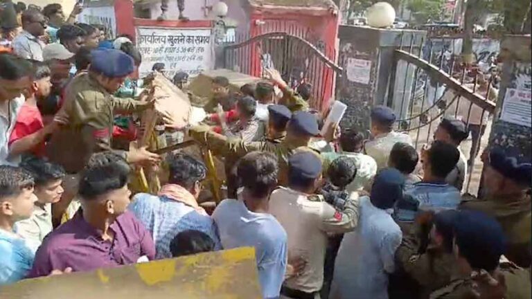 लोगों ने निगम में कमीशन खोरी व भ्रष्टाचार के मुद्दे पर किया प्रदर्शन लोगों ने निगम में कमीशन खोरी व भ्रष्टाचार के मुद्दे पर किया प्रदर्शन