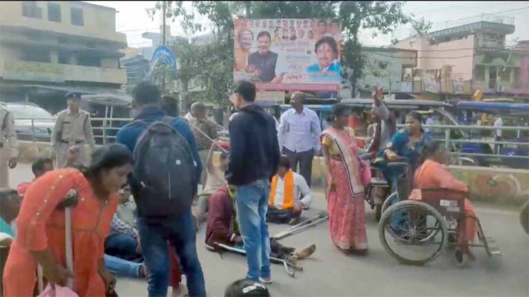 अंतरराष्ट्रीय दिव्यांग दिवस के अवसर पर आज रायपुर पहुंचे दिव्यांग,  6 सूत्रीय मांगों को लेकर सड़क पर