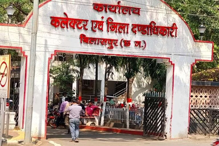 आरक्षित पटवारी कार्यालय की जमीन पर बना दी दुकानें, चहेतों को दे दी दुकानें, निगम और ग्राम पंचायत का कब्ज़ा