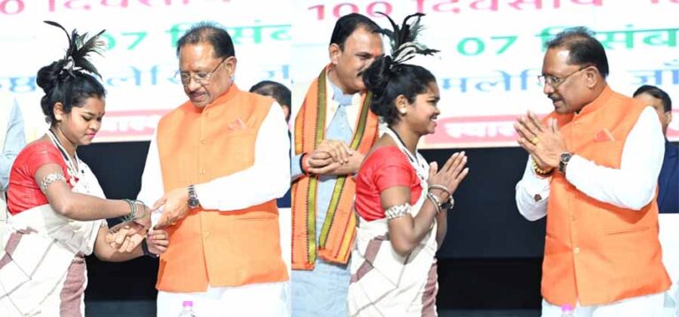 बस्तर के तोकापाल की रहने वाली बबीता नाग ने मुख्यमंत्री को बांधा निरामय सूत्र