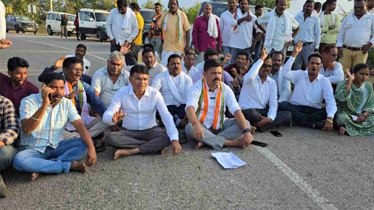 जांच नाका पर विधायक विक्रम मंडावी ने अवैध रेत खनन के खिलाफ किया चक्काजाम जांच नाका पर विधायक विक्रम मंडावी ने अवैध रेत खनन के खिलाफ किया चक्काजाम