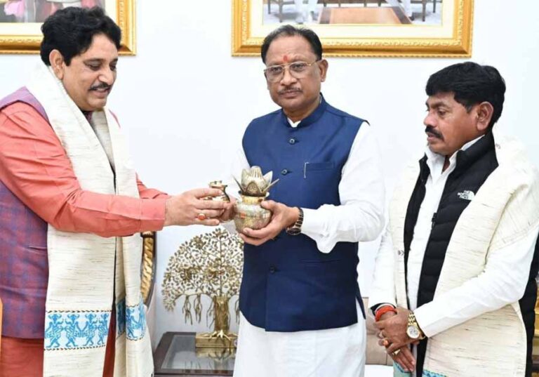 उत्तर प्रदेश के मुख्यमंत्री योगी आदित्यनाथ ने छत्तीसगढ़ के मुख्यमंत्री साय के लिए भेजा महाकुंभ में शामिल होने का आमंत्रण