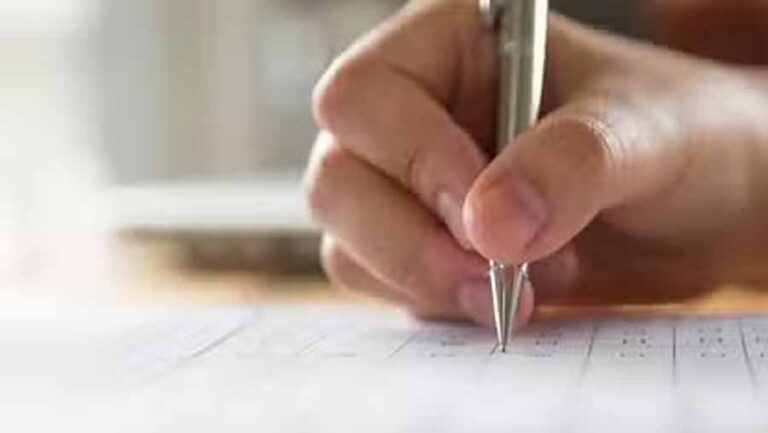 कबीरधाम में शिक्षा विभाग की बड़ी लापरवाही, बीते साल के प्रश्न पत्र दिए अर्धवार्षिक परीक्षा में कबीरधाम में शिक्षा विभाग की बड़ी लापरवाही, बीते साल के प्रश्न पत्र दिए अर्धवार्षिक परीक्षा में