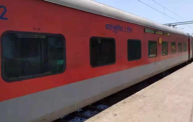 हावड़ा-मुंबई लाईन रूकी, OHE में आई तकनीकी खराबी हावड़ा-मुंबई लाईन रूकी, OHE में आई तकनीकी खराबी