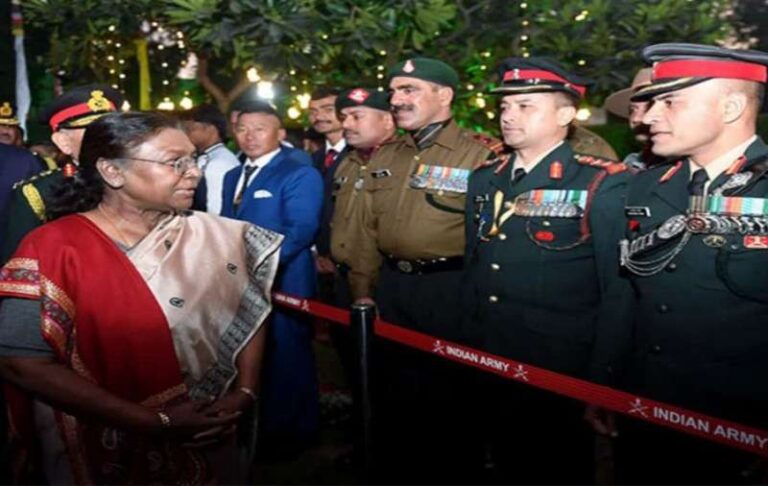 आज विजय दिवस पर राष्ट्रपति मुर्मू, पीएम मोदी समेत अनेक नेताओं ने दी जवानों को श्रद्धांजलि आज विजय दिवस पर राष्ट्रपति मुर्मू, पीएम मोदी समेत अनेक नेताओं ने दी जवानों को श्रद्धांजलि