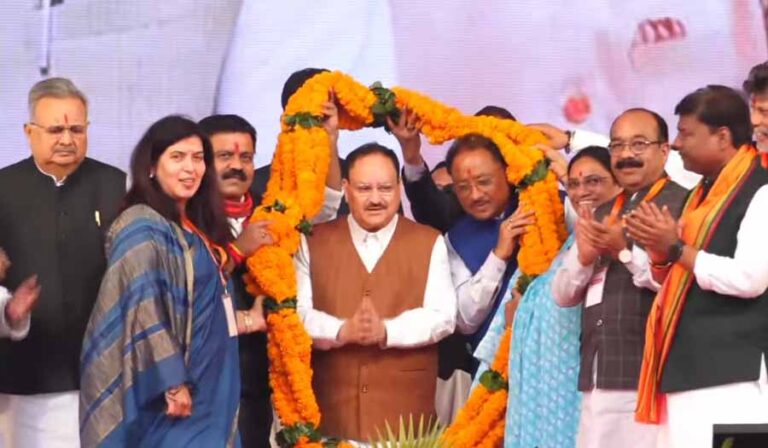 साइंस कॉलेज मैदान में पहुंचे बीजेपी राष्ट्रीय अध्यक्ष जेपी नड्डा,  CM साय, विस अध्यक्ष रमन समेत कई मंत्री हुए शामिल