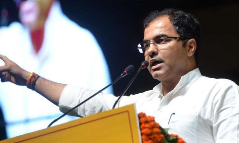 पूर्व बीजेपी सांसद प्रवेश वर्मा लड़ेंगे दिल्ली विधानसभा चुनाव केजरीवाल के खिलाफ उतारने की तैयारी पूर्व बीजेपी सांसद प्रवेश वर्मा लड़ेंगे दिल्ली विधानसभा चुनाव केजरीवाल के खिलाफ उतारने की तैयारी