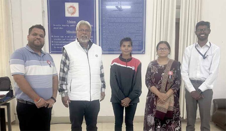 बस्तर की बेटी ने गणतंत्र दिवस परेड में जगह बनाकर जीईसी रायपुर का नाम रोशन किया बस्तर की बेटी ने गणतंत्र दिवस परेड में जगह बनाकर जीईसी रायपुर का नाम रोशन किया