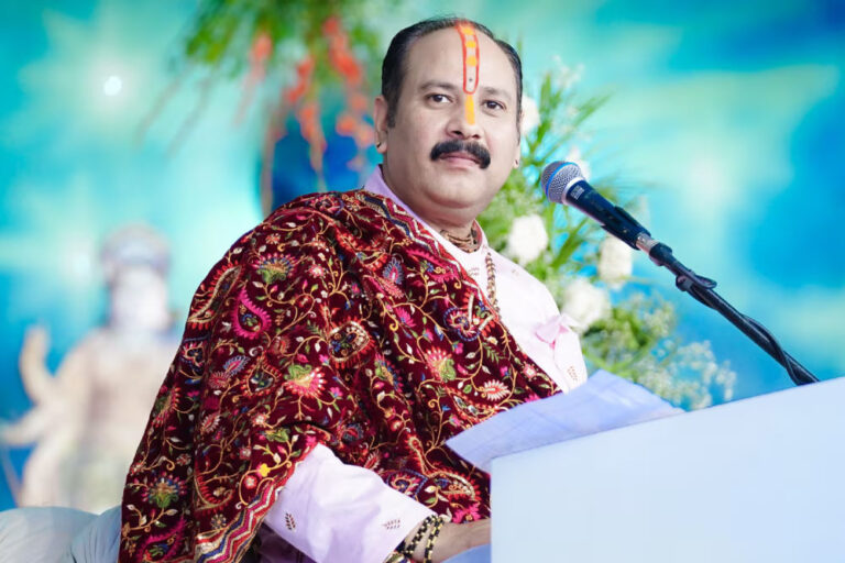 बच्चों को क्रिसमस पर लाल ड्रेस व टोपी पहना जोकर ना बनाओ : प्रदीप मिश्रा