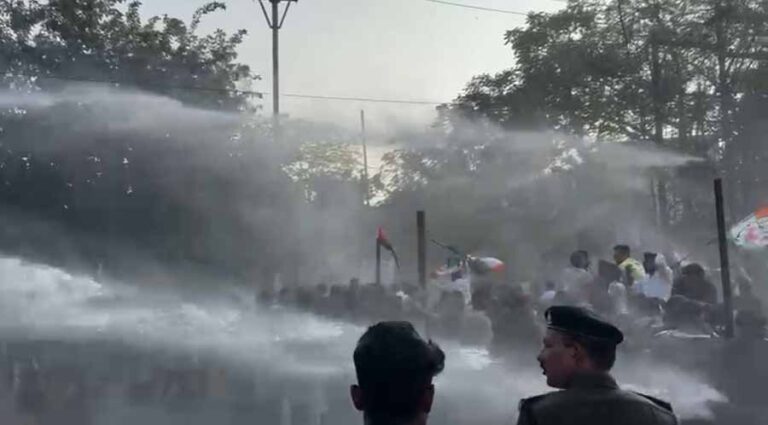 बड़ी संख्या में मुख्यमंत्री निवास का घेराव करने निकले युवा कांग्रेस कार्यकर्ता, पुलिस ने चलाया वॉटर केनन बड़ी संख्या में मुख्यमंत्री निवास का घेराव करने निकले युवा कांग्रेस कार्यकर्ता, पुलिस ने चलाया वॉटर केनन