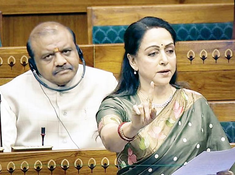 हेमा मालिनी ने संसद में उठाया मुद्दा बोलीं- बांग्लादेश में हिंदुओं पर अत्याचार बर्दाश्त नहीं हेमा मालिनी ने संसद में उठाया मुद्दा बोलीं- बांग्लादेश में हिंदुओं पर अत्याचार बर्दाश्त नहीं