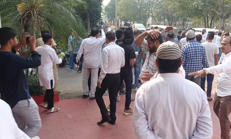 महासमुन्द सर्किट हाऊस में प्रेस कान्फ्रेस के दौरान मची अफरा तफरी, आपस में भिड़े मुस्लिम समुदाय के लोग महासमुन्द सर्किट हाऊस में प्रेस कान्फ्रेस के दौरान मची अफरा तफरी, आपस में भिड़े मुस्लिम समुदाय के लोग