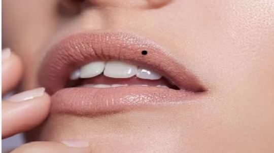 क्या आपके अंगूठे, होंठ और कान पर तिल है? जानिए इसका आपकी किस्मत से क्या है कनेक्शन क्या आपके अंगूठे, होंठ और कान पर तिल है? जानिए इसका आपकी किस्मत से क्या है कनेक्शन