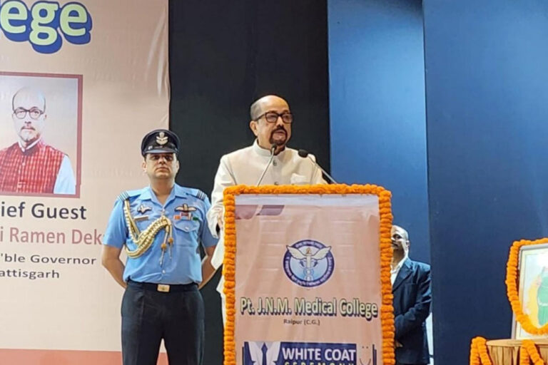 व्हाइट कोट सेरेमनी के अवसर पर नवप्रवेशित चिकित्सा छात्रों ने ली चिकित्सा आचार संहिता की शपथ व्हाइट कोट सेरेमनी के अवसर पर नवप्रवेशित चिकित्सा छात्रों ने ली चिकित्सा आचार संहिता की शपथ