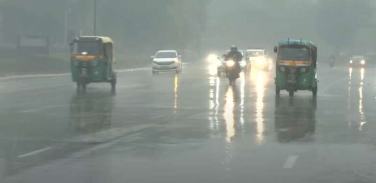 दिल्ली में बारिश से वायु प्रदूषण में गिरावट, AQI में सुधार के बाद बेहतर हुई हवा