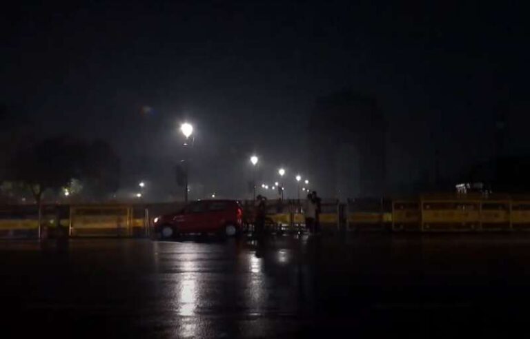 दिल्ली-NCR में शुक्रवार सुबह हल्की बारिश, कोहरे ने घटाई दृश्यता दिल्ली-NCR में शुक्रवार सुबह हल्की बारिश, कोहरे ने घटाई दृश्यता