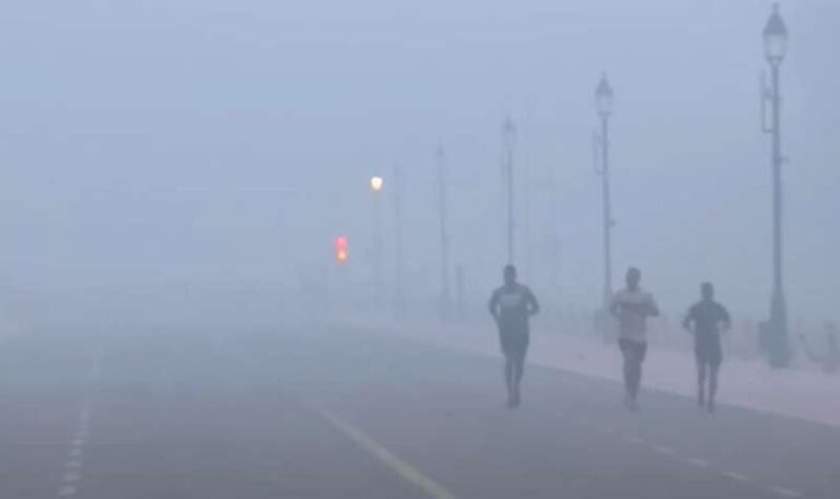 दिल्ली में रविवार रात बारिश के बाद सोमवार को आई ठंड, तापमान 8.2 डिग्री सेल्सियस दर्ज