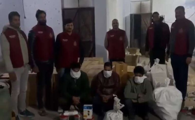 दिल्ली क्राइम ब्रांच ने 1 करोड़ रुपये की नकली दवाएं और नशीले पदार्थ किए बरामद दिल्ली क्राइम ब्रांच ने 1 करोड़ रुपये की नकली दवाएं और नशीले पदार्थ किए बरामद