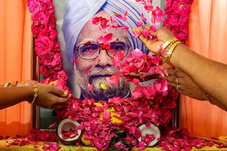 डॉ. मनमोहन सिंह को अंतिम विदाई देने पहुंचे राजनेता