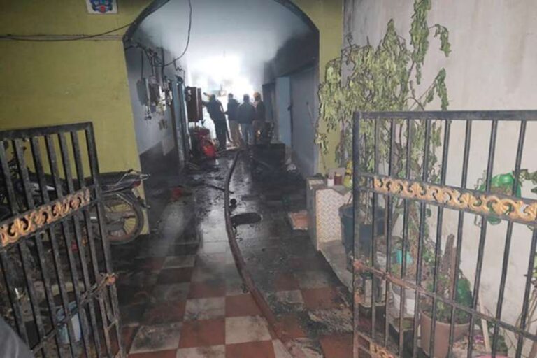 पुलिस विवाद सुलझाने आई थी, पति ने घर में आग लगा दी… सिलेंडर फटा और सब जलते हुए भागे पुलिस विवाद सुलझाने आई थी, पति ने घर में आग लगा दी… सिलेंडर फटा और सब जलते हुए भागे