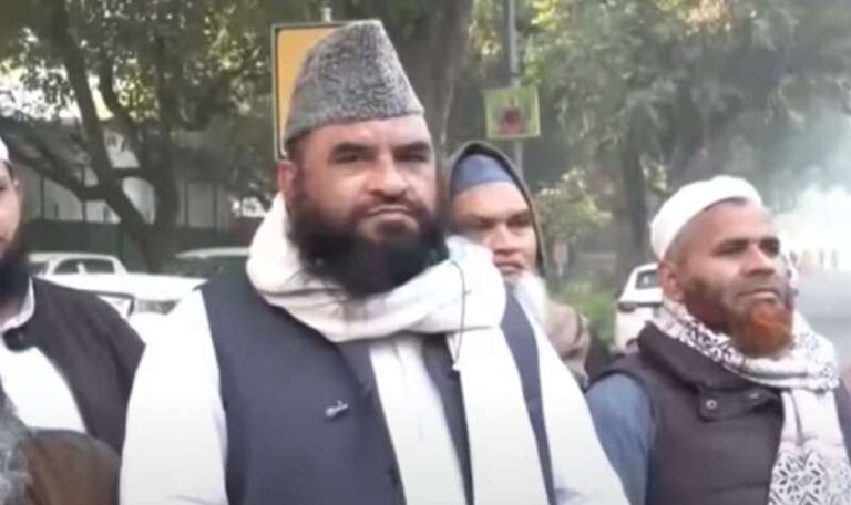 केजरीवाल के घर पहुंचे इमाम:, सुरक्षाबलों ने रोका, बकाया सैलरी को लेकर नाराजगी जताई