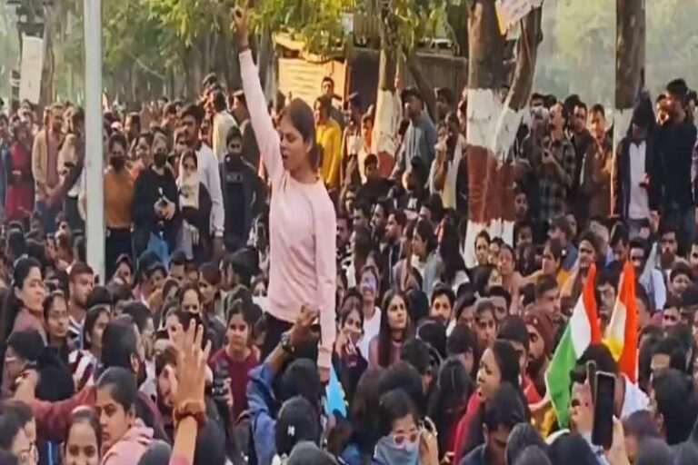 एमपीपीएससी के खिलाफ धरना प्रदर्शन और अनशन जारी: प्रदर्शन में शामिल छात्र बेहोश, अफसरों से वार्ता बेनतीजा एमपीपीएससी के खिलाफ धरना प्रदर्शन और अनशन जारी: प्रदर्शन में शामिल छात्र बेहोश, अफसरों से वार्ता बेनतीजा