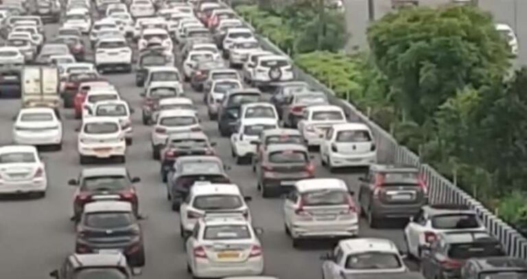 नए साल के जश्न पर जाम से बचने के लिए नोएडा पुलिस ने जारी की ट्रैफिक एडवाइजरी नए साल के जश्न पर जाम से बचने के लिए नोएडा पुलिस ने जारी की ट्रैफिक एडवाइजरी